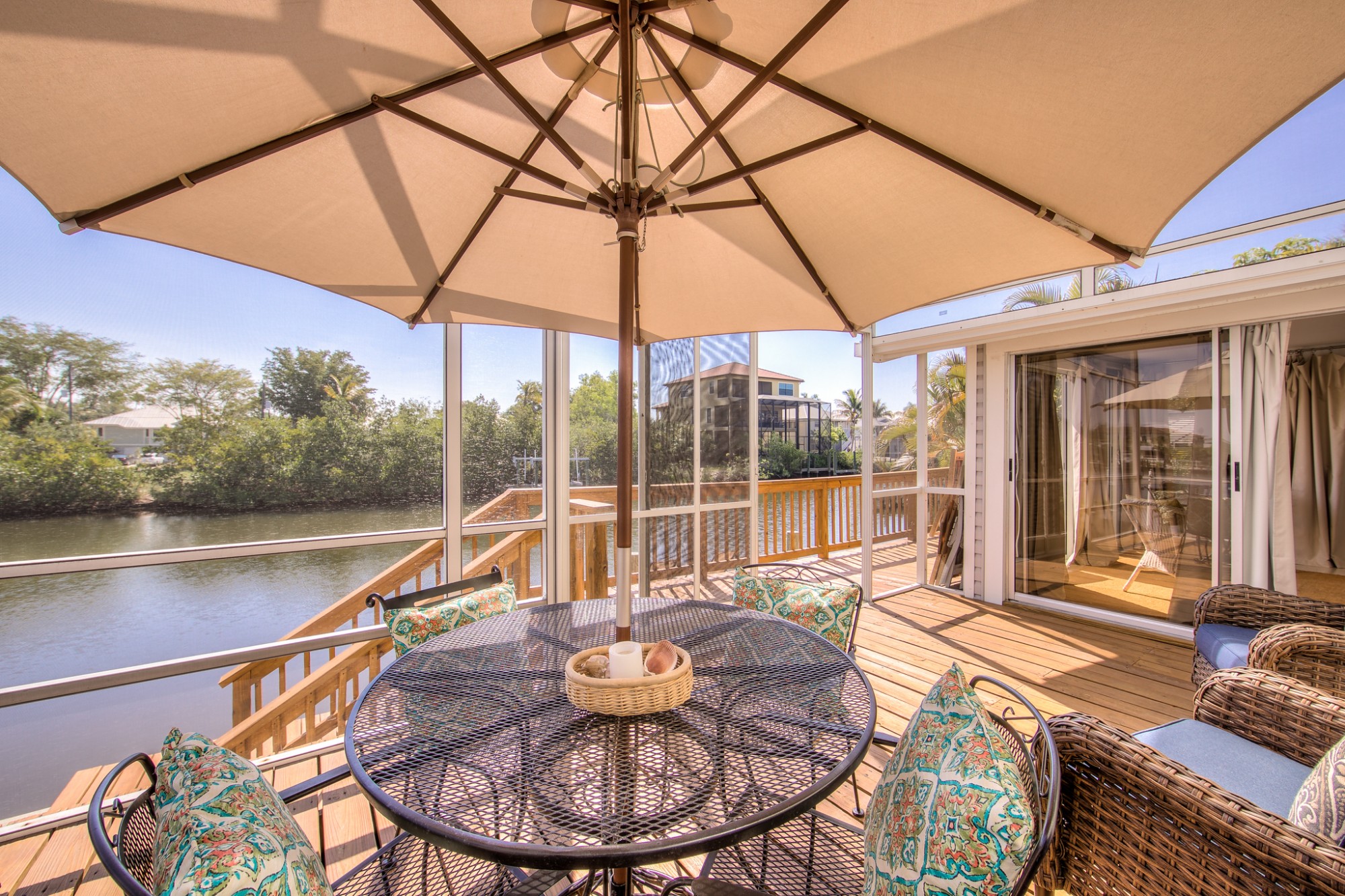 Relax on the screened-in deck while you watch the fish jump in the canal.